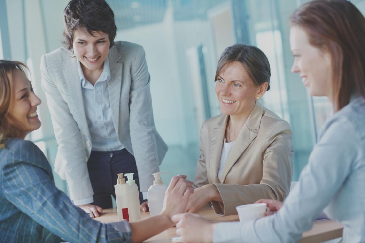 Grupo de profesionales colaborando en proyecto de automatización financiera